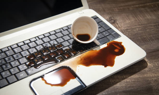 Laptop met koffie erover